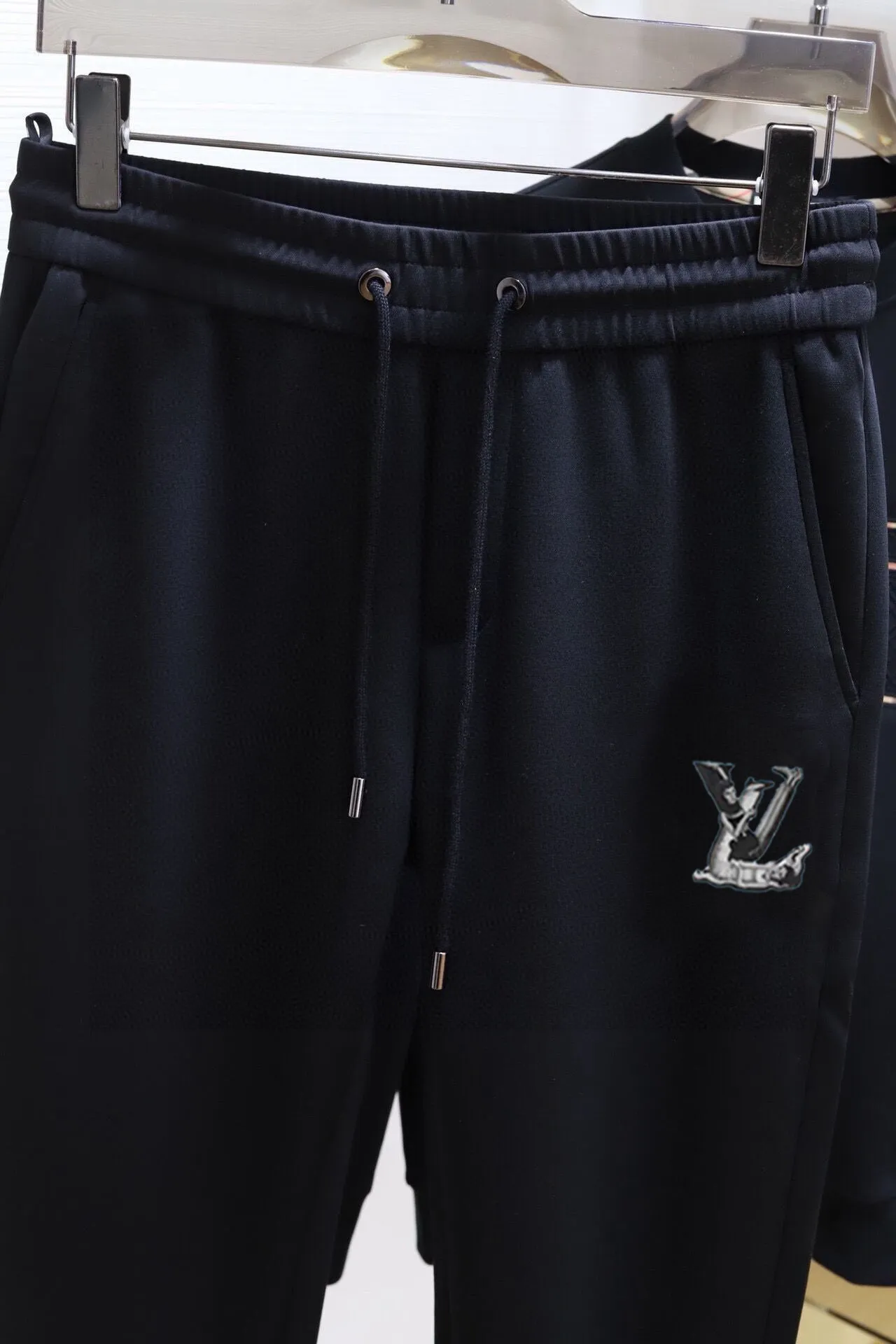 🅿️380 [LV Louis Vuitton] (Fat Man Gospel) hot-selling suit is coming. Focus on the original version of the official website. 2025 new hot-selling sweatshirt suit. The original order is hard to buy🇭🇰. It is the meticulous work of top designers for a fitting and perfect upper body effect. All-natural high-quality Roman cotton 100%, close-fitting comfort, noble and elegant! Original hardware embodies elegance and nobility! Counter size: M-5XL (maximum wear up to 220 pounds)